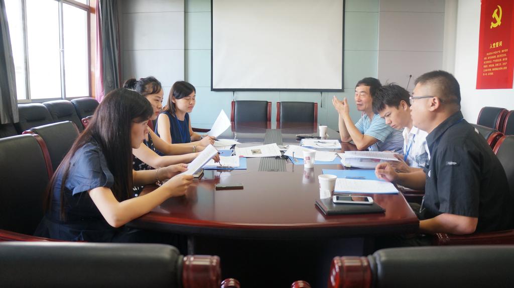 社会监督评审员审阅申请人资料
