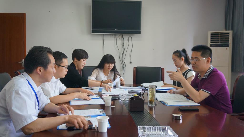 社会监督评审员审阅患儿资料