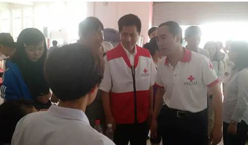 王海京副会长在蔡甸向医护人员了解受灾群众的身体和心理状况