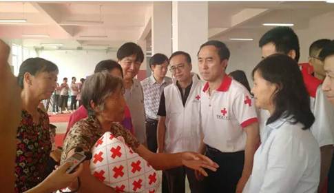 王海京副会长在蔡甸询问受灾群众还有哪些困难