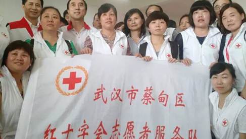 王海京副会长在蔡甸慰问红十字志愿者、工作者并合影留念