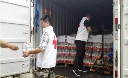 武汉市红十字会工作人员正在配送救灾物资