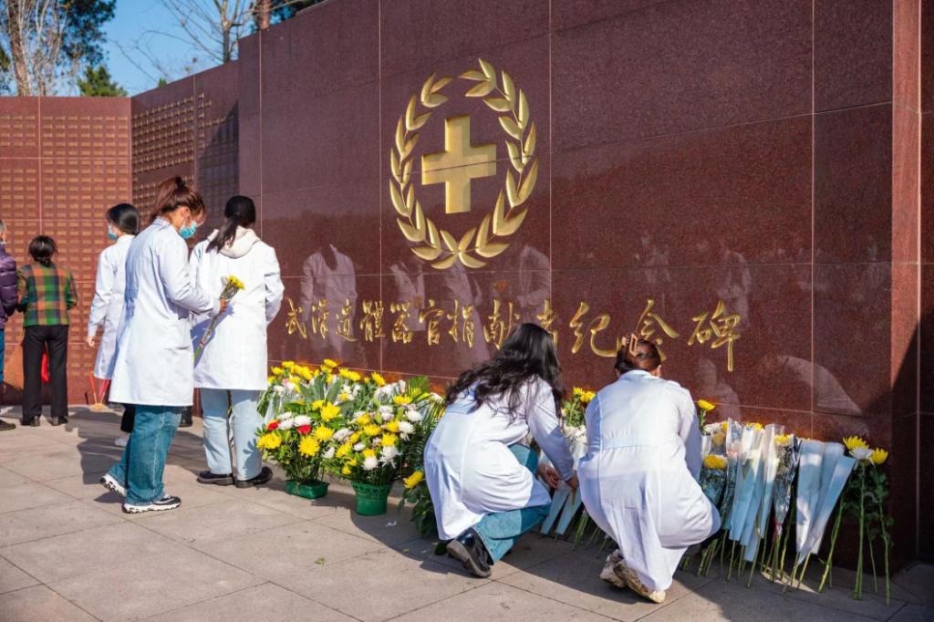 医学生为遗体器官捐献者献花