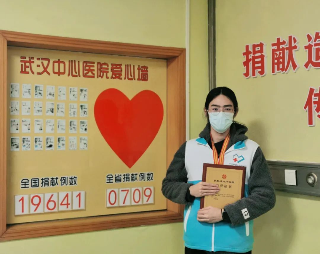 武汉市红十字会在病房为小万授牌