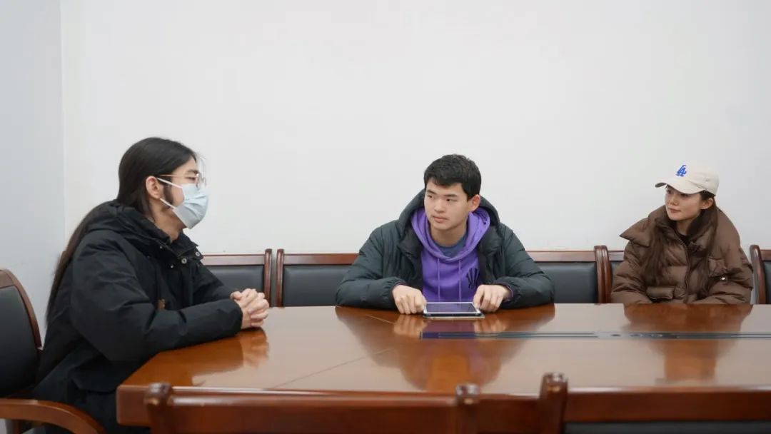 小万接受学院采访