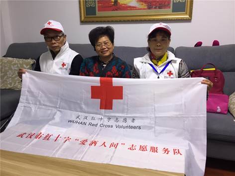 说明:图为志愿者和残疾人合影