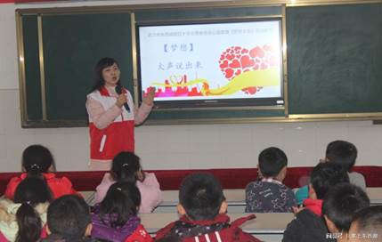 说明:少年梦想秀现场，张老师精彩演讲。