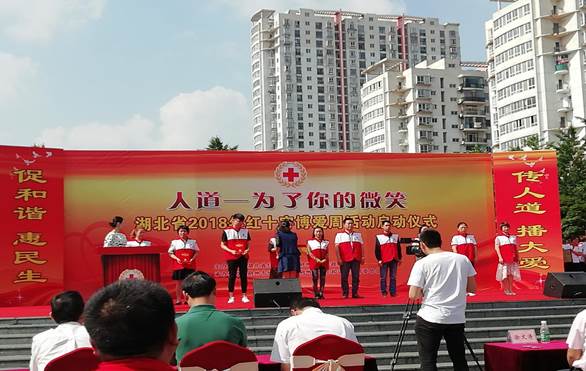 说明:5月8日,武汉市红十字“乐助”江大文理志愿服务队队长郭祥新上台领奖