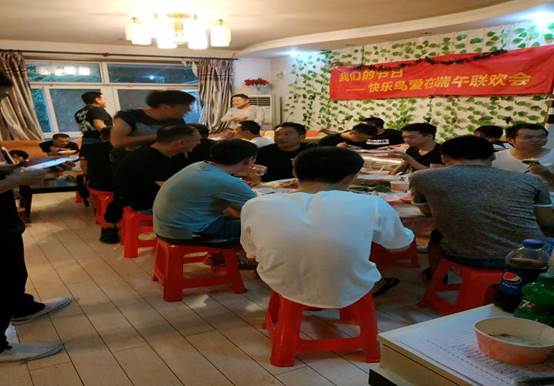 说明:E:\7.志愿服务材料\7.志愿服务材料\2018\端午节\端午节活动策划\端午节照片\6月18日,武汉市红十字快乐鸟服务队开展端午节活动.jpg