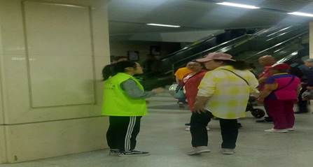 说明:C:\Users\user\Desktop\乐助华师数统服务队\乐助华师数统服务队\相关活动图片\地铁站志愿活动 (2).jpeg